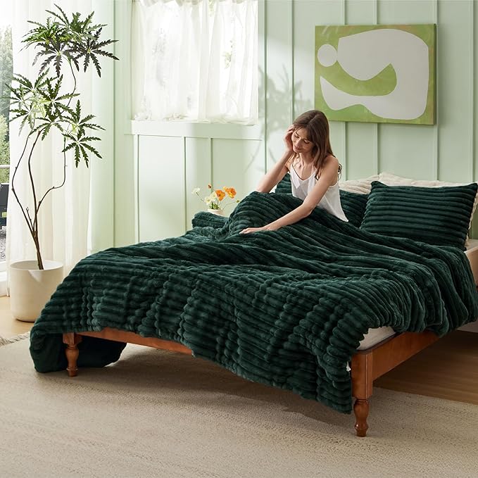 Bedsure King Comforter - GentleSoft™ 3 Pieces Double-Side Fleece Fluffy Emerald Comforter Set, Cozy Striped Room Decor Aesthetic, Luxury King Size Bedding with 2 Pillowcases, 104x90 Inches