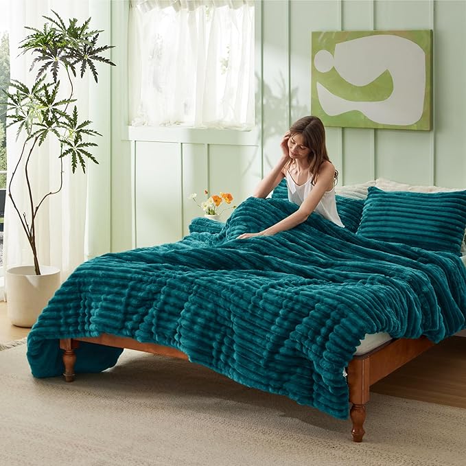 Bedsure Twin/Twin XL Size Comforter - GentleSoft™ 2 Pieces Double-Side Fleece Fluffy Teal Comforter Set, Cozy Striped Room Decor Aesthetic Luxury Twin Bedding Sets, 1 Pillowcase, 68x88 Inches