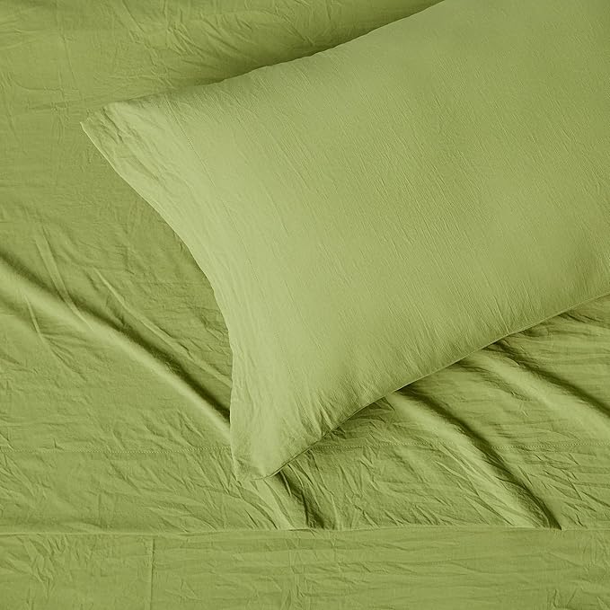 Amazon Basics Twin Bed Sheet, 3-Piece Bedding Set, Double Brushed Microfiber, Ultra Soft, Easy Care, Green